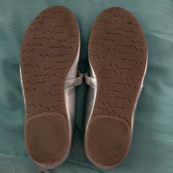 NINA -GIRLS DRESS MARY JANE -  EUC -Silver with pearl/Rhinestone -10.5 - Picture 3 of 3